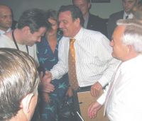 Kanclerz Niemiec Gerhard Schroeder i Premier RP Leszek Miller na wernisage z artystą
