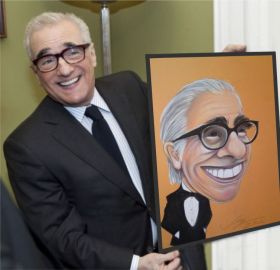 Reżyser Martin Scorsese z karykaturą otrzymaną od autora